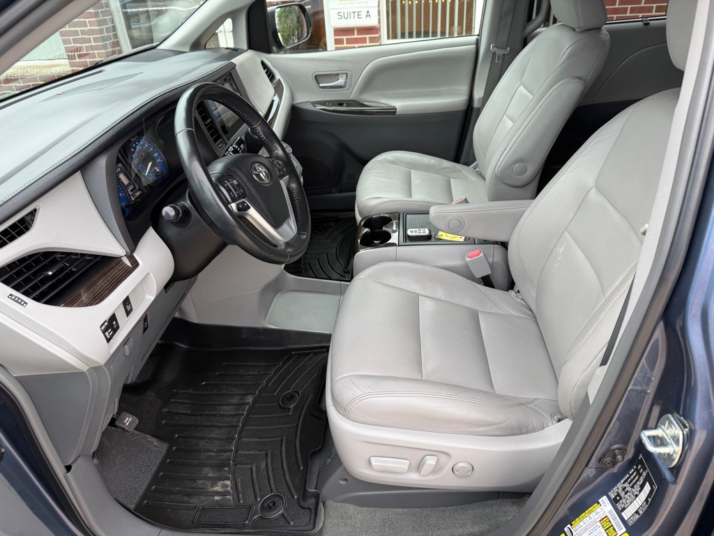 2015 Toyota Sienna Image 9
