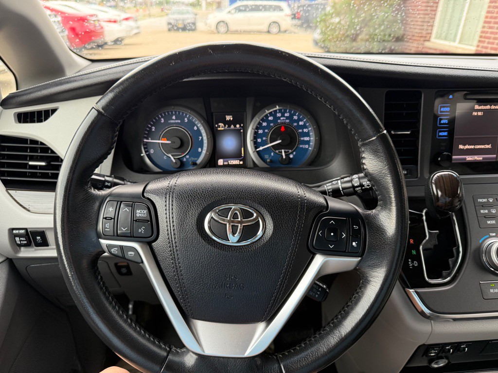 2015 Toyota Sienna Image 10