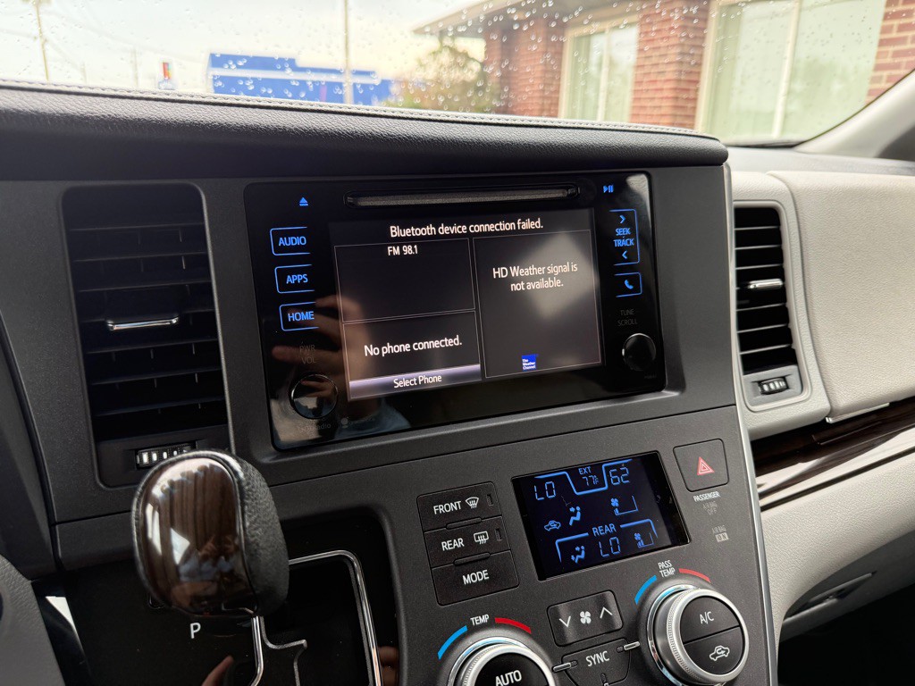 2015 Toyota Sienna Image 12