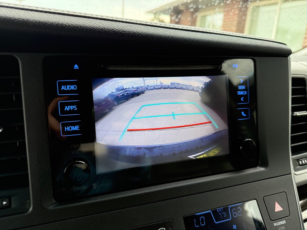 2015 Toyota Sienna Image 13