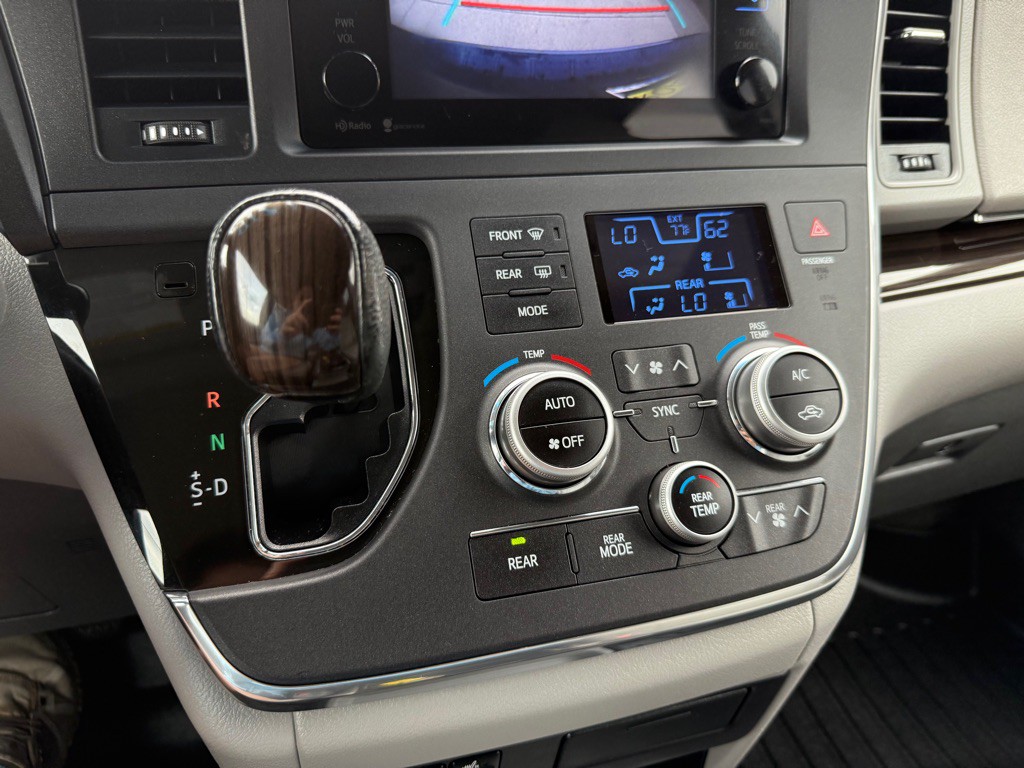 2015 Toyota Sienna Image 14
