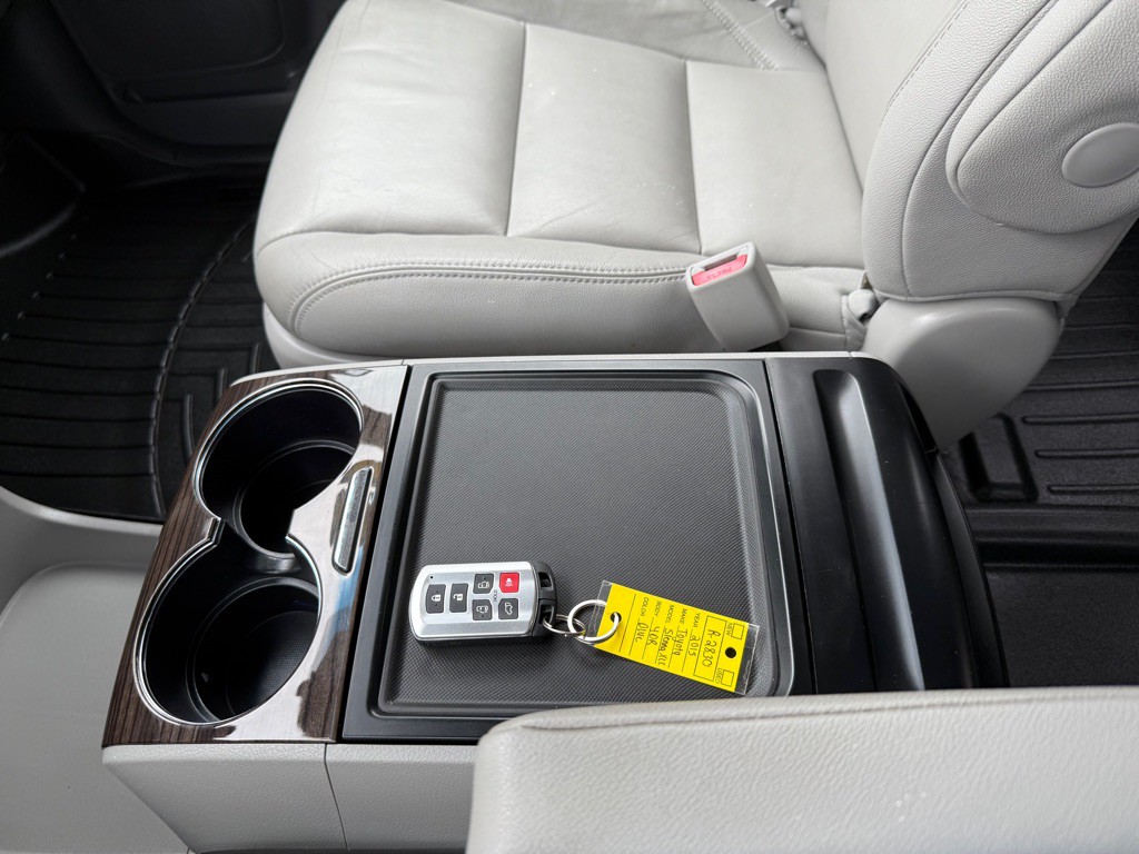 2015 Toyota Sienna Image 16