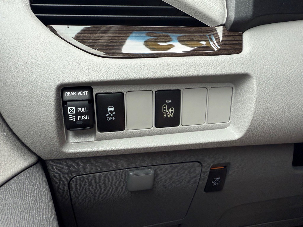 2015 Toyota Sienna Image 19