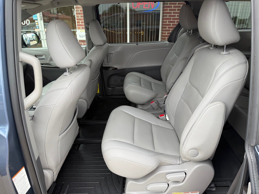 2015 Toyota Sienna Image 21