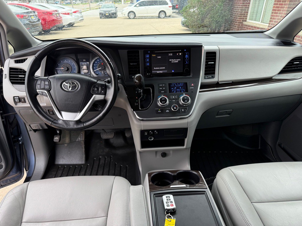 2015 Toyota Sienna Image 22