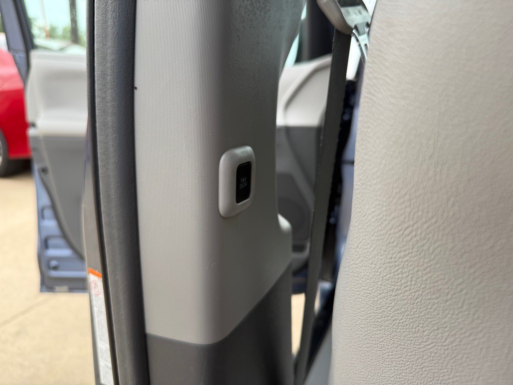 2015 Toyota Sienna Image 23