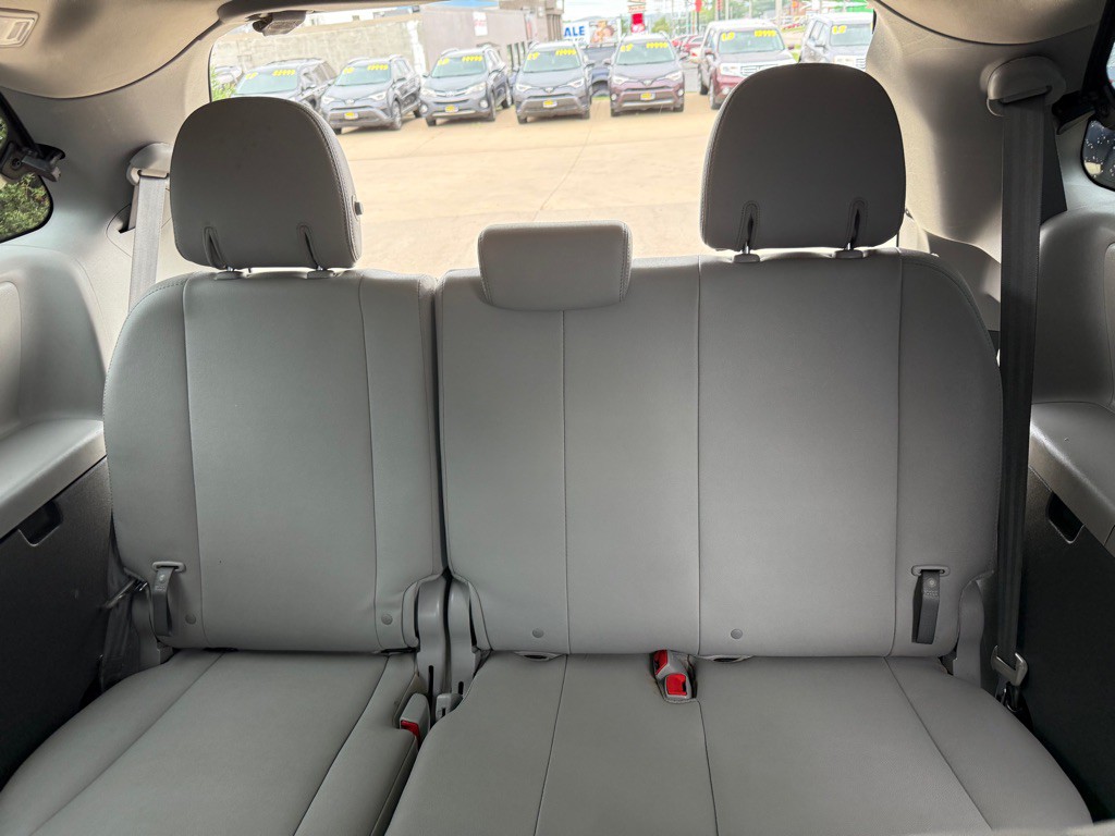 2015 Toyota Sienna Image 25
