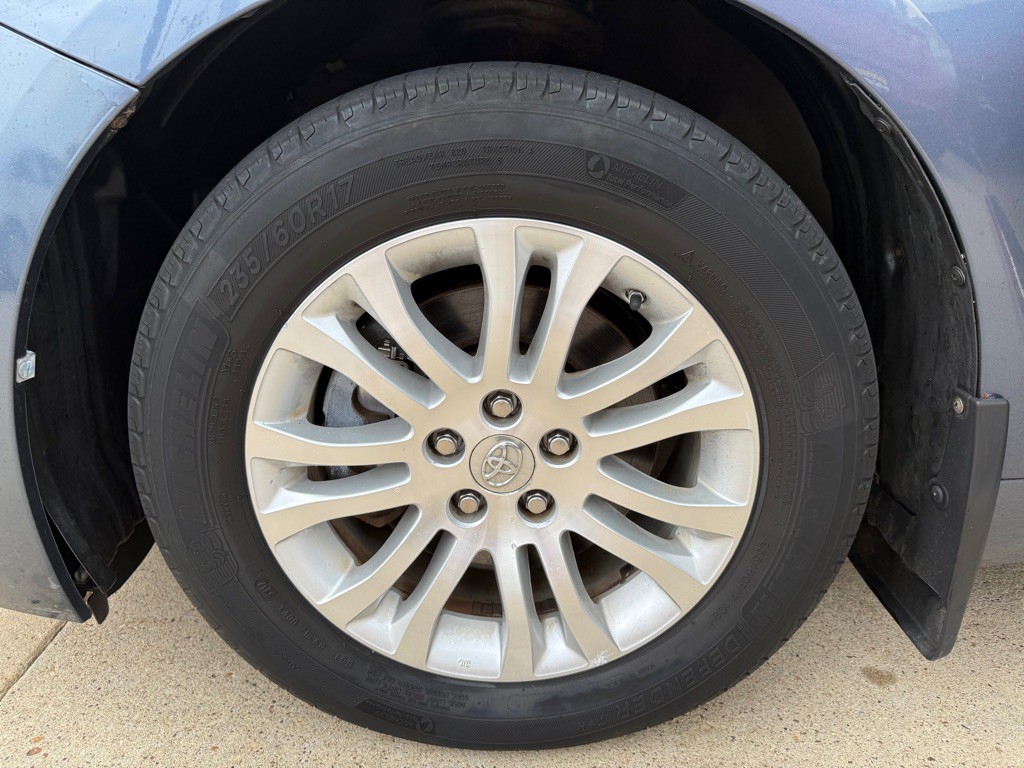 2015 Toyota Sienna Image 28