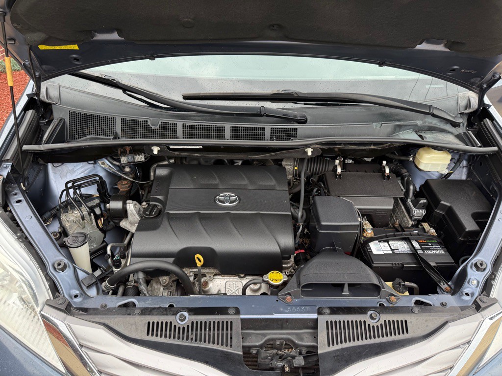 2015 Toyota Sienna Image 29