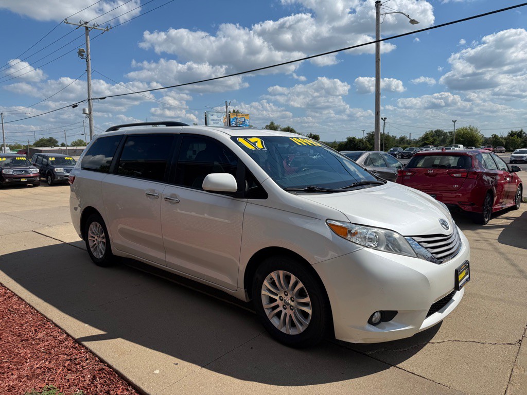 2017 Toyota Sienna Image 1