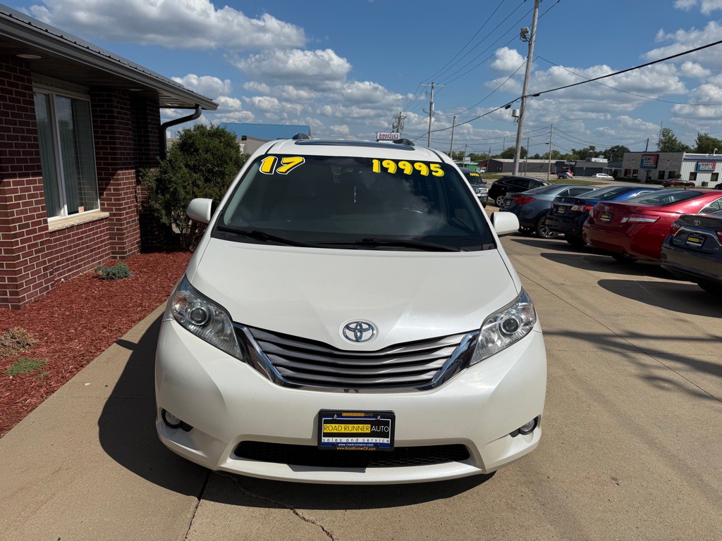 2017 Toyota Sienna Image 2