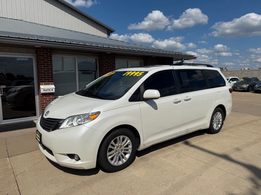 2017 Toyota Sienna Image 3