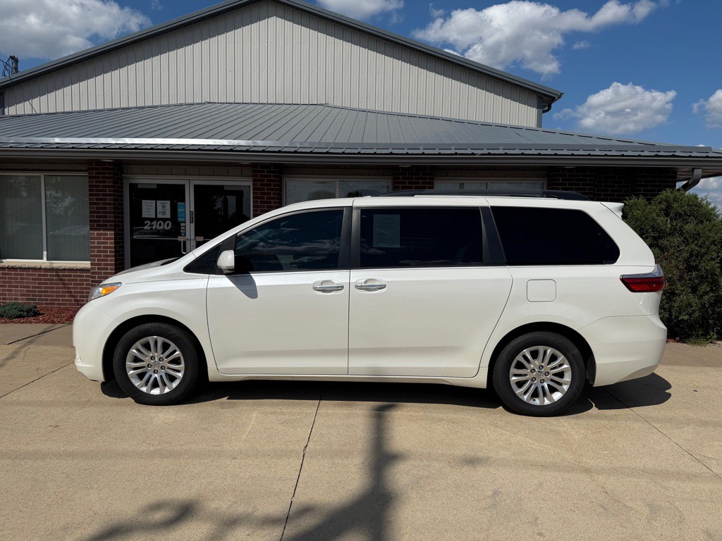 2017 Toyota Sienna Image 4