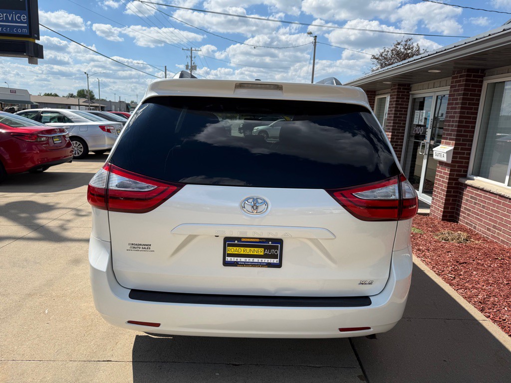 2017 Toyota Sienna Image 6