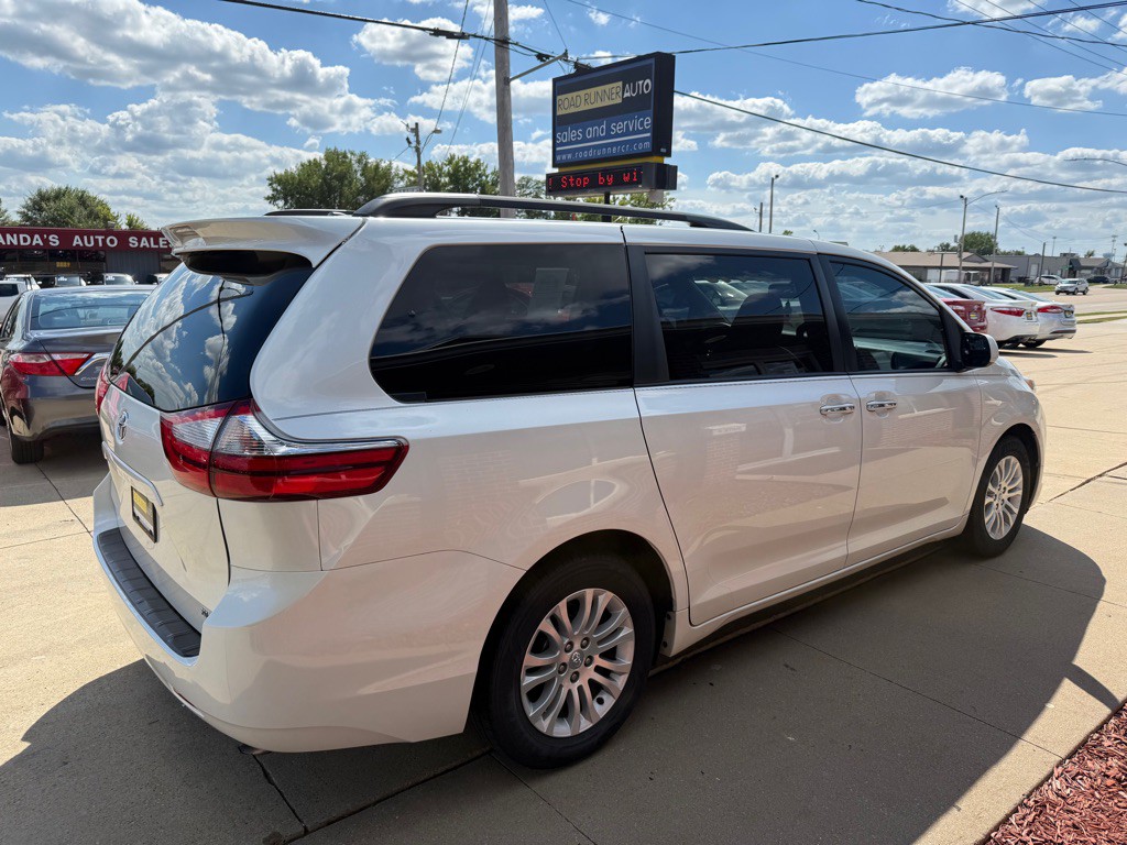 2017 Toyota Sienna Image 7