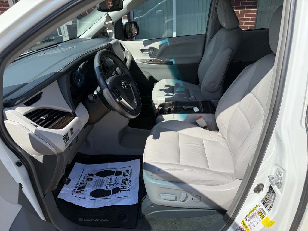 2017 Toyota Sienna Image 8