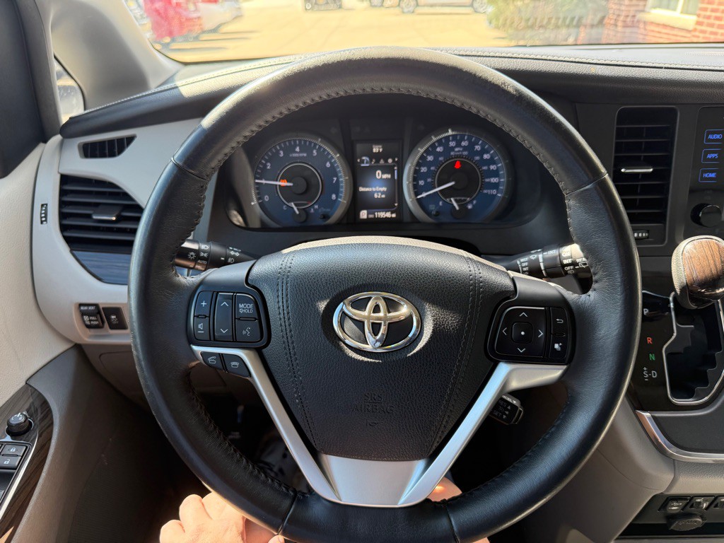 2017 Toyota Sienna Image 9