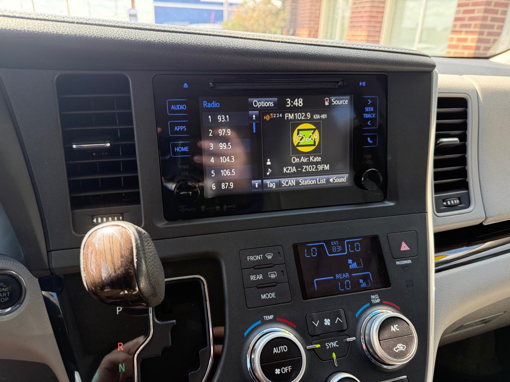 2017 Toyota Sienna Image 11