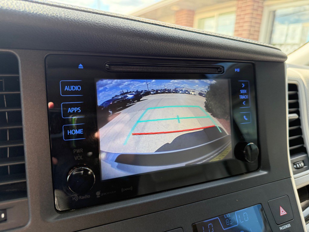 2017 Toyota Sienna Image 12