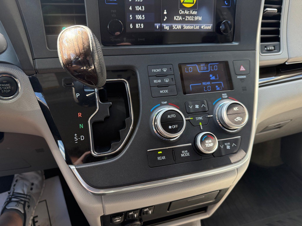 2017 Toyota Sienna Image 13