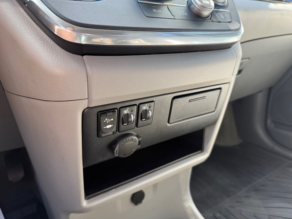 2017 Toyota Sienna Image 14