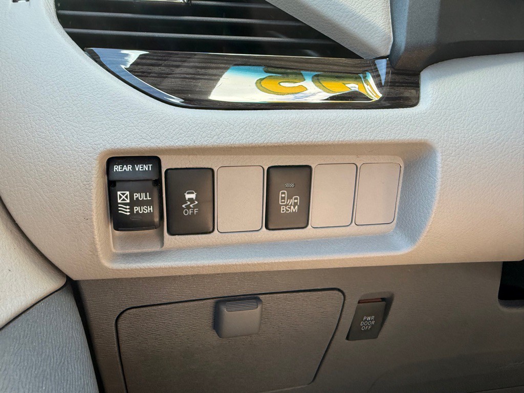 2017 Toyota Sienna Image 18