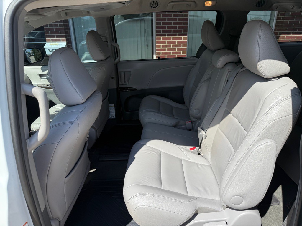 2017 Toyota Sienna Image 19