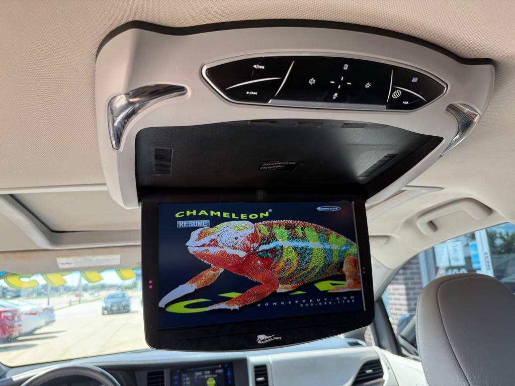 2017 Toyota Sienna Image 21
