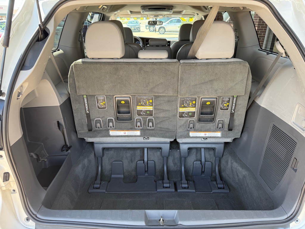 2017 Toyota Sienna Image 23