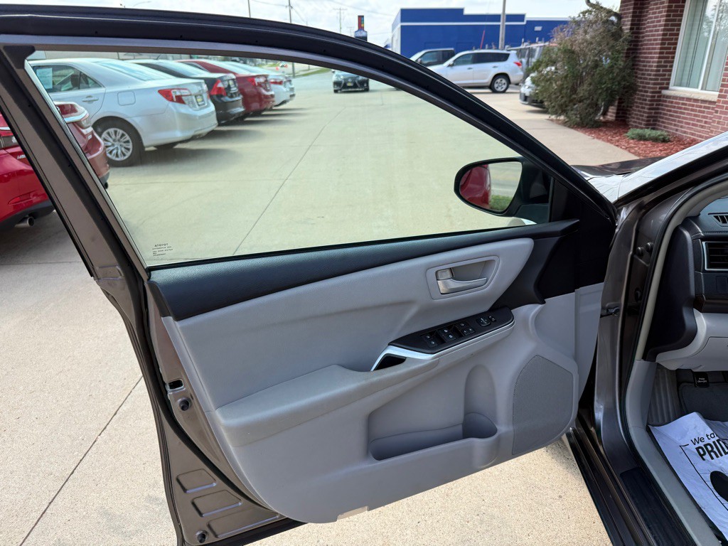2015 Toyota Camry Image 8