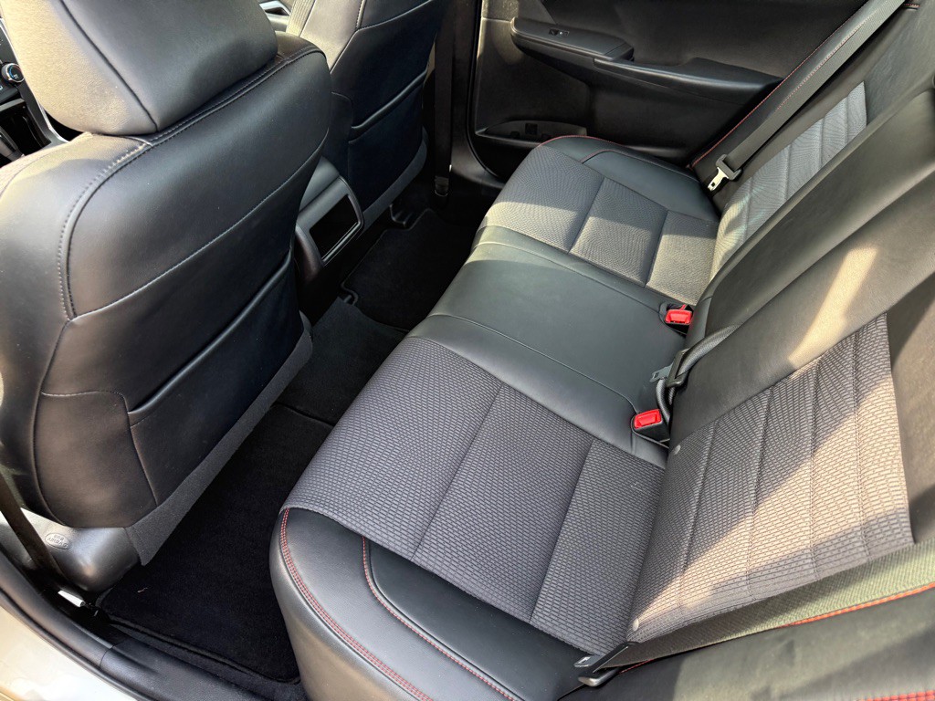 2016 Toyota Camry Image 18