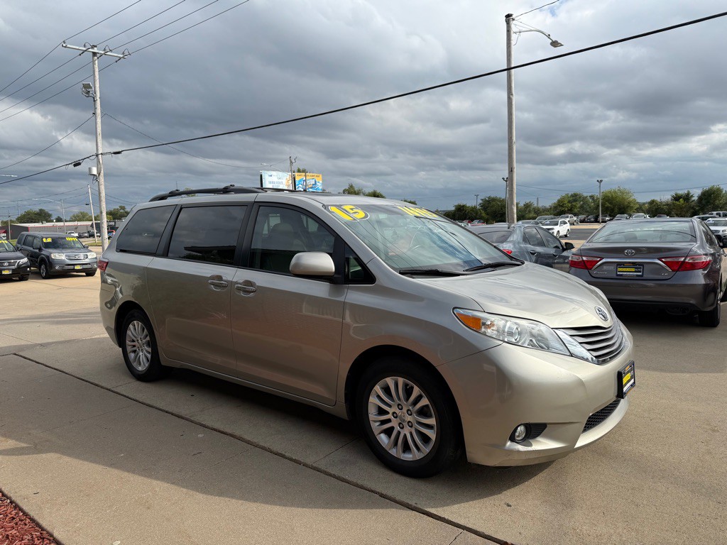 2015 Toyota Sienna Image 1