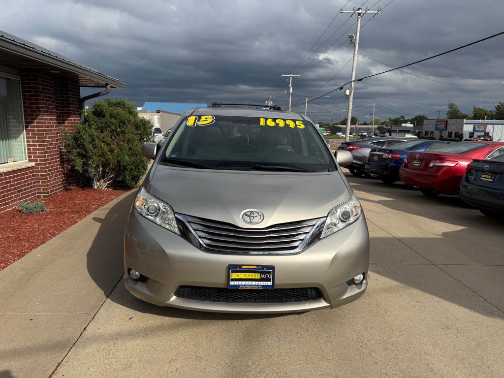 2015 Toyota Sienna Image 2