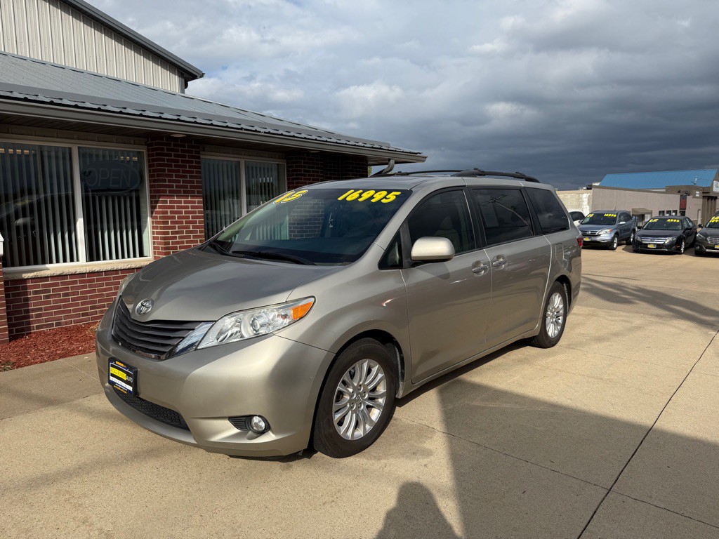 2015 Toyota Sienna Image 3