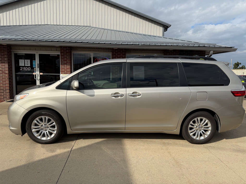 2015 Toyota Sienna Image 4