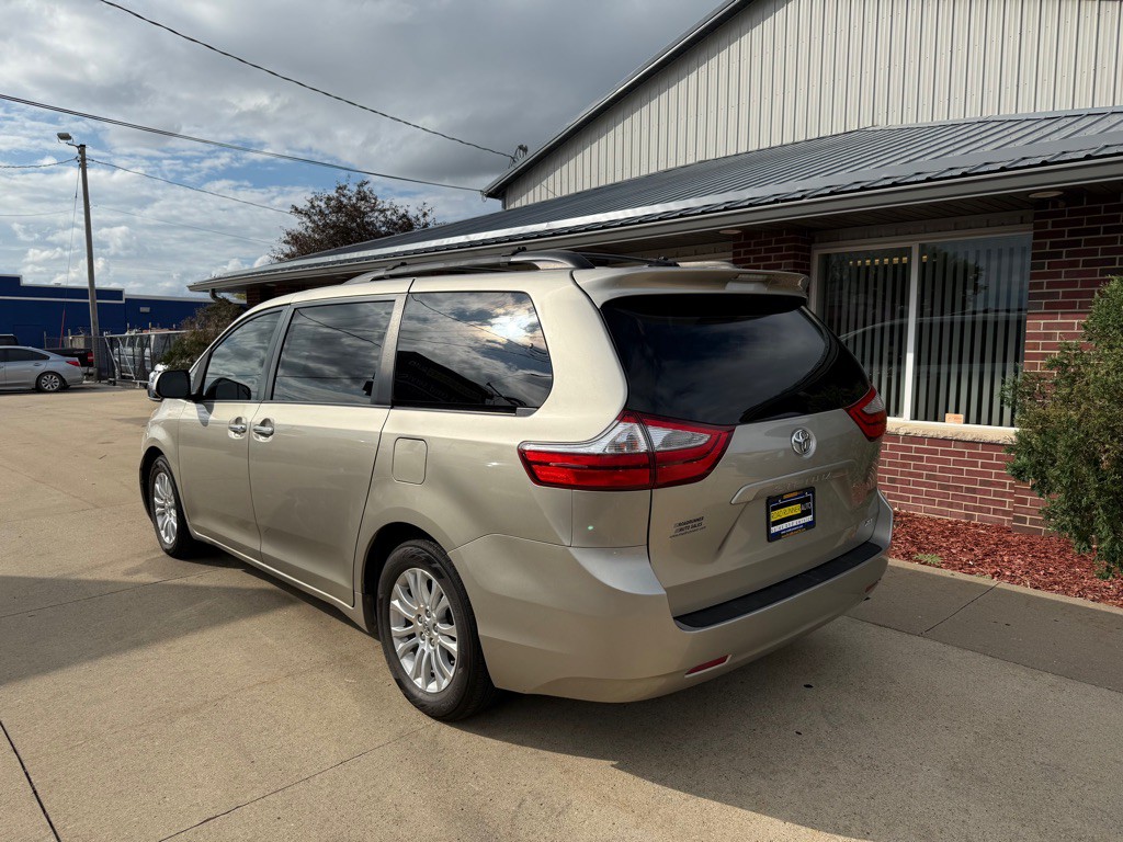 2015 Toyota Sienna Image 5