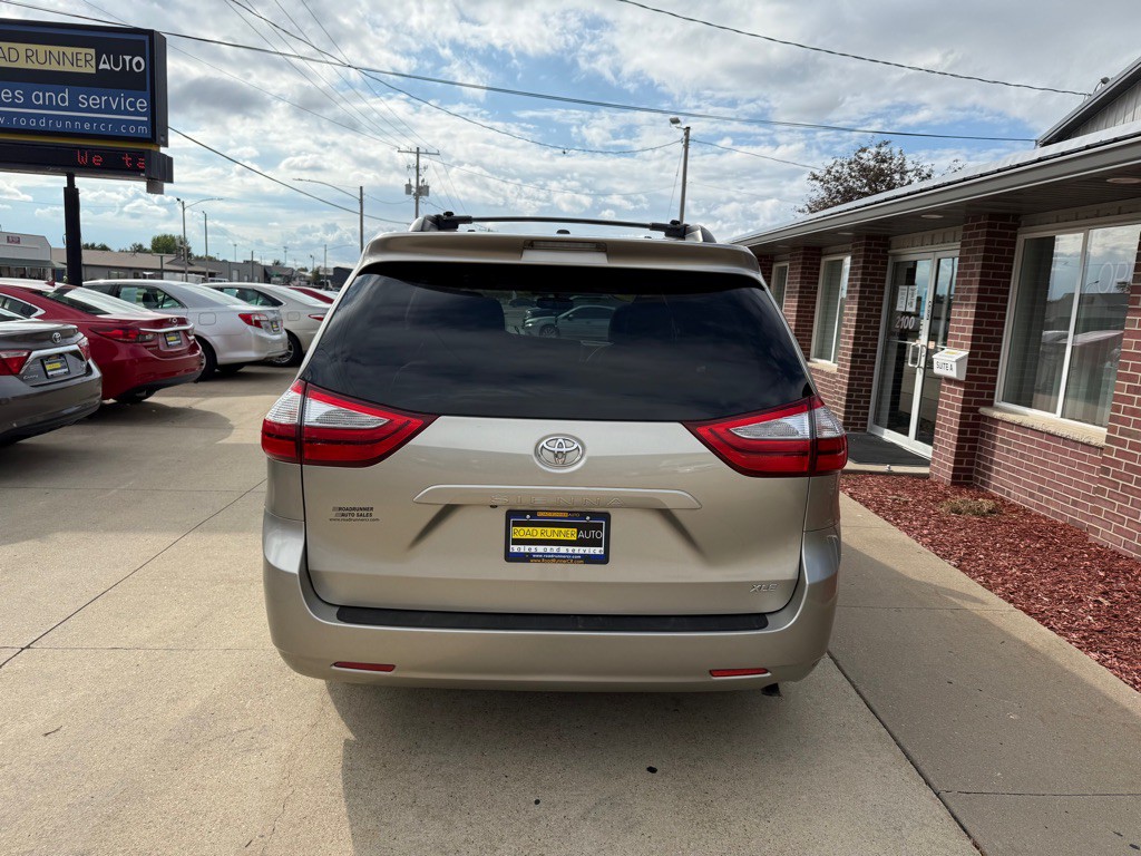 2015 Toyota Sienna Image 6