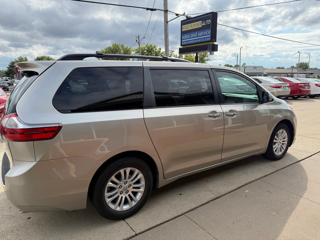 2015 Toyota Sienna Image 7