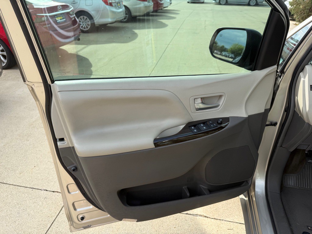 2015 Toyota Sienna Image 8