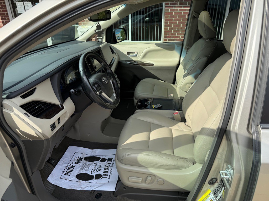 2015 Toyota Sienna Image 9