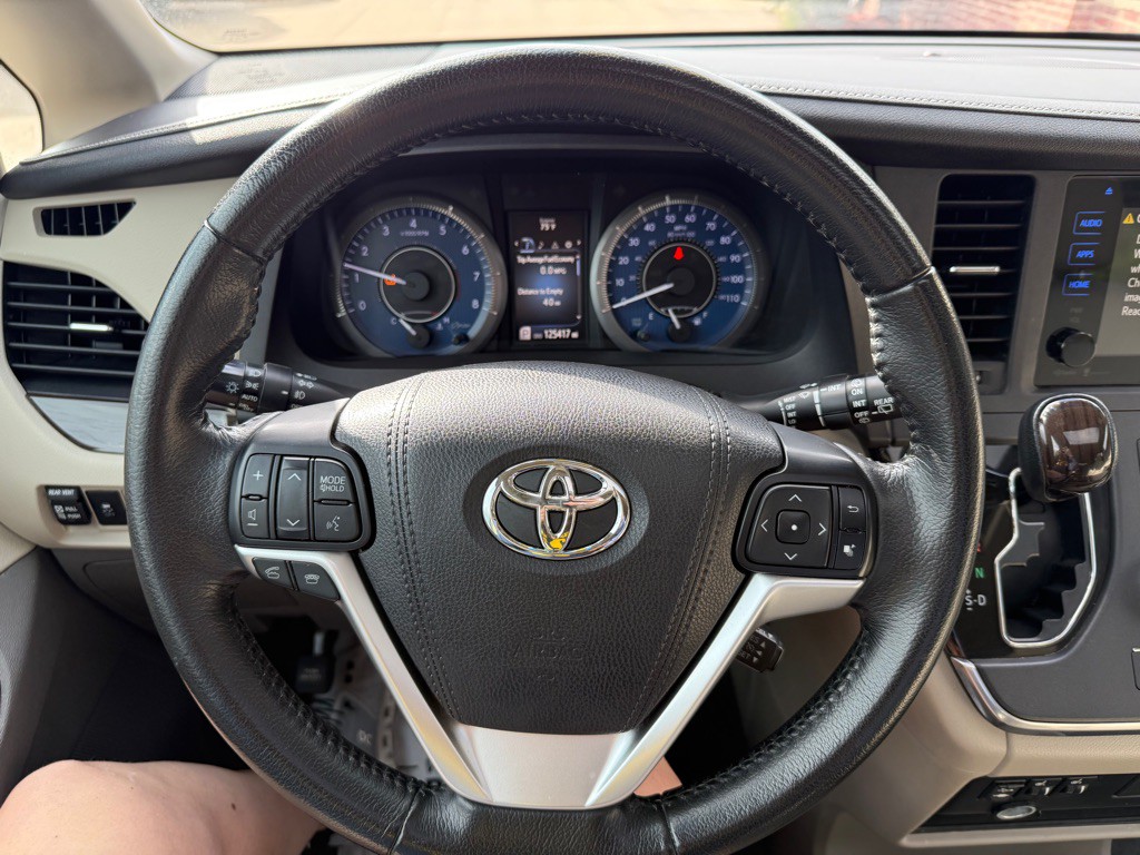 2015 Toyota Sienna Image 10