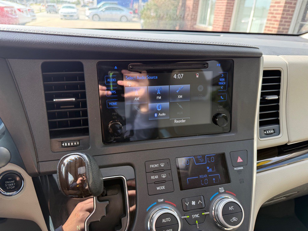 2015 Toyota Sienna Image 12