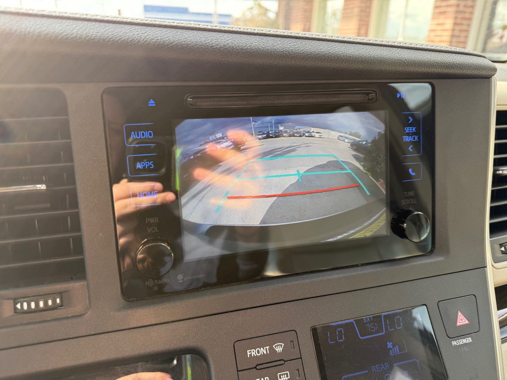 2015 Toyota Sienna Image 13