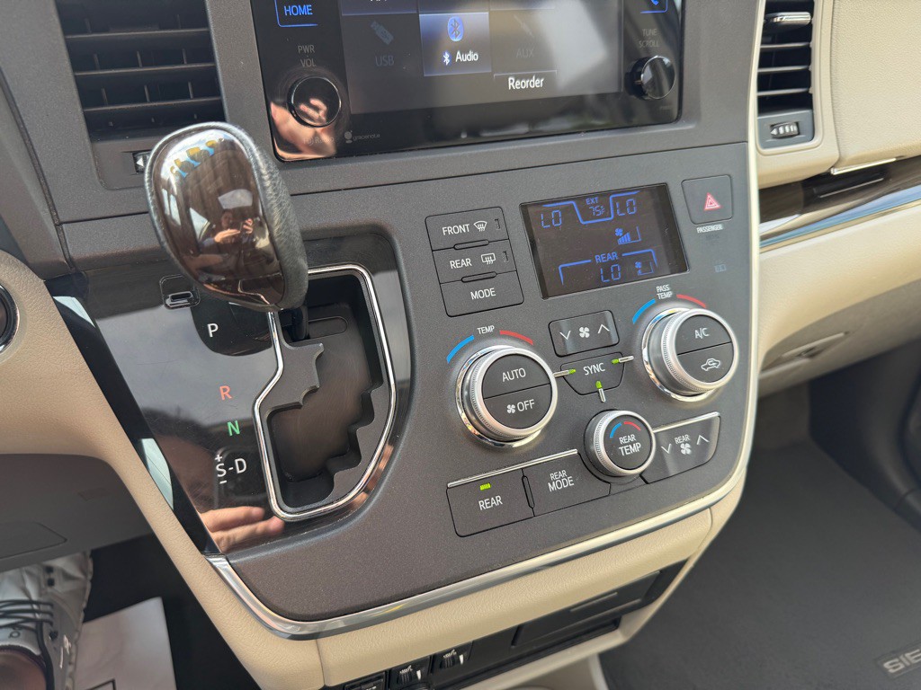 2015 Toyota Sienna Image 14