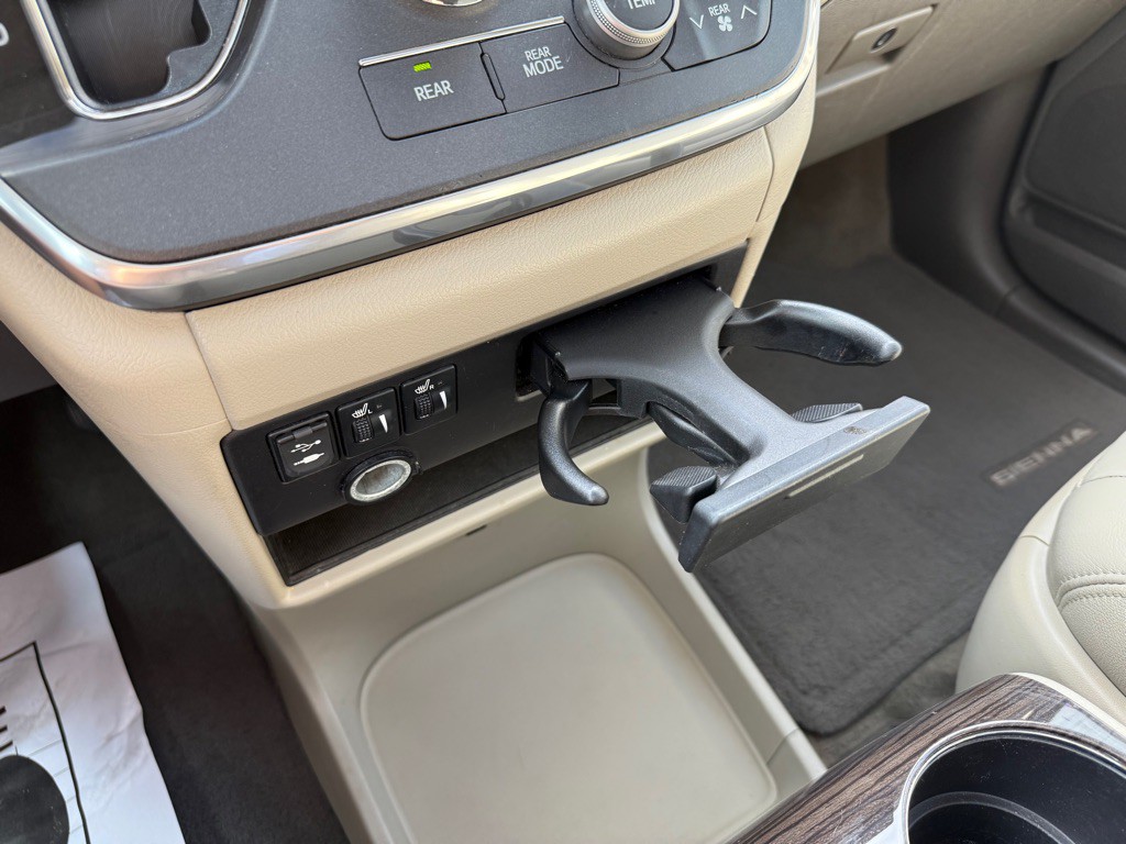 2015 Toyota Sienna Image 15