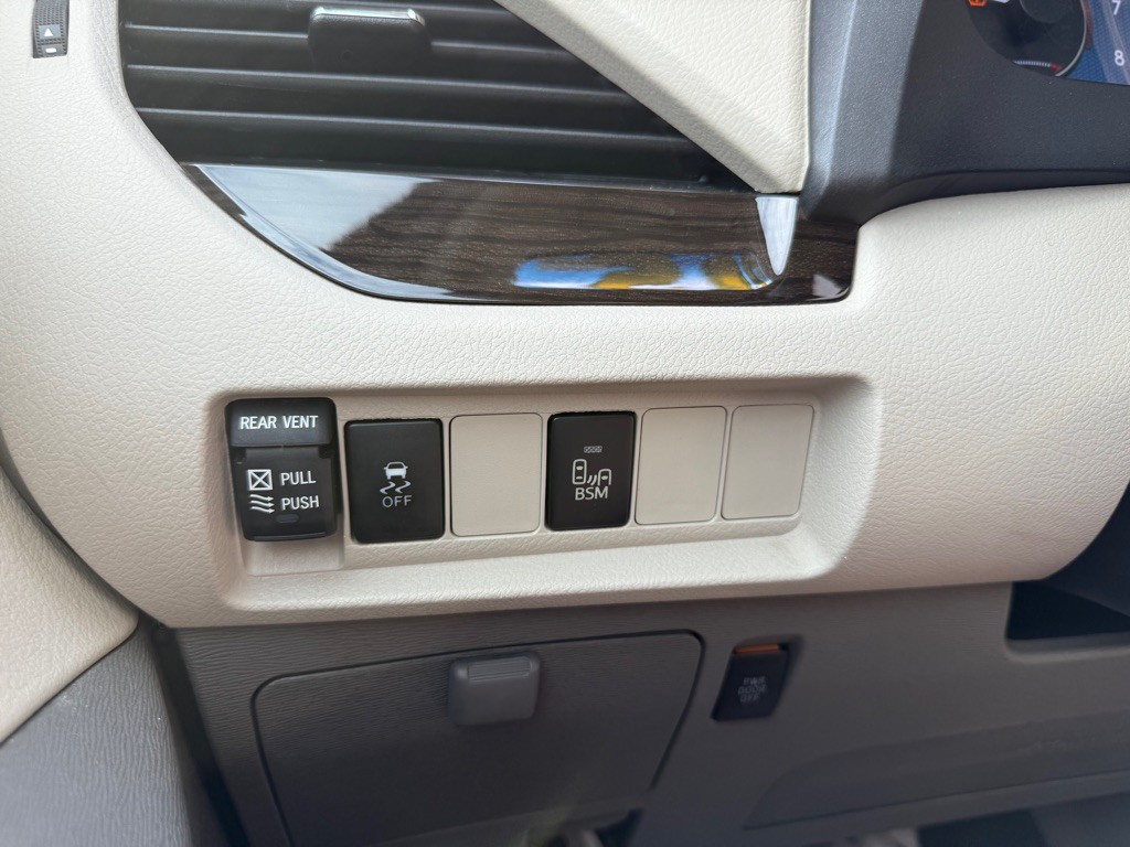 2015 Toyota Sienna Image 19