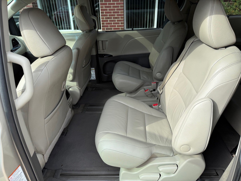 2015 Toyota Sienna Image 20