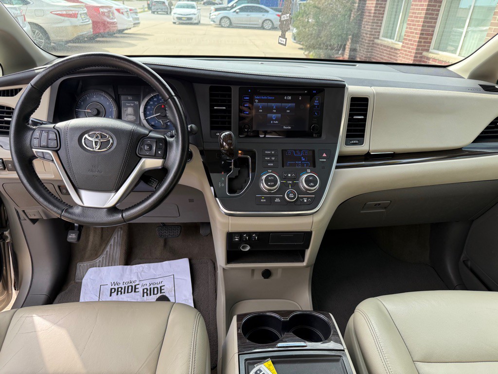 2015 Toyota Sienna Image 21