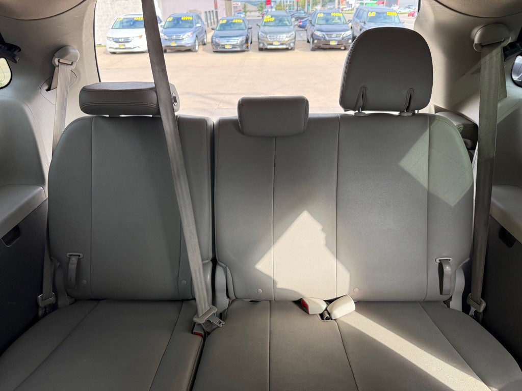 2015 Toyota Sienna Image 22