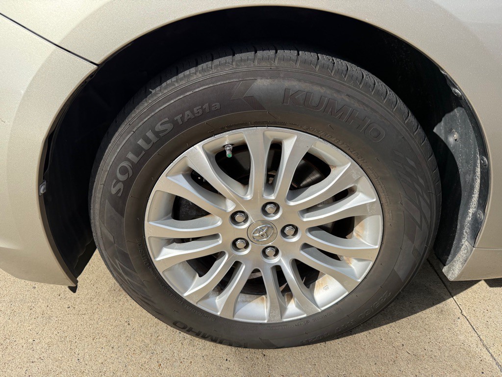 2015 Toyota Sienna Image 25
